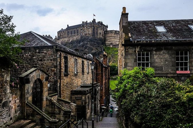 Guided 60-Minute Photography and sightseeing Tour in Edinburgh - How personal is the guide’s help?