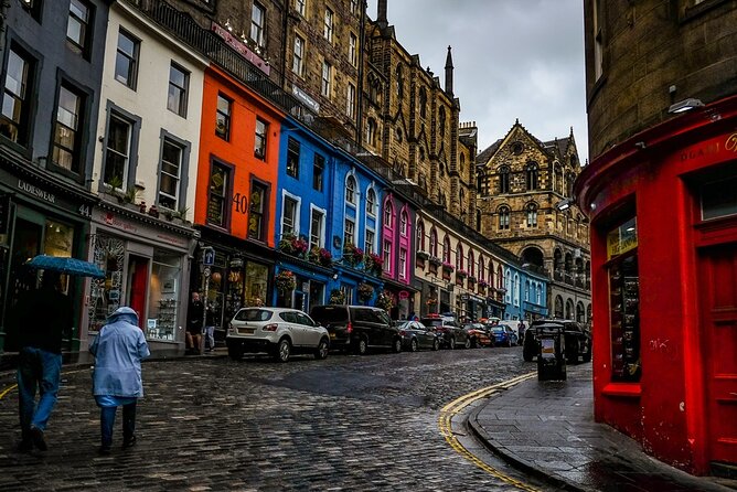 Guided 60-Minute Photography and sightseeing Tour in Edinburgh - Starting at the Witches Well before the crowds