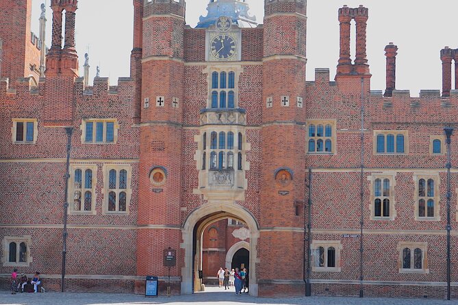 Hampton Court Guided Tour. Full day Access & High Tea - Inside the Tudor palace with a live guide