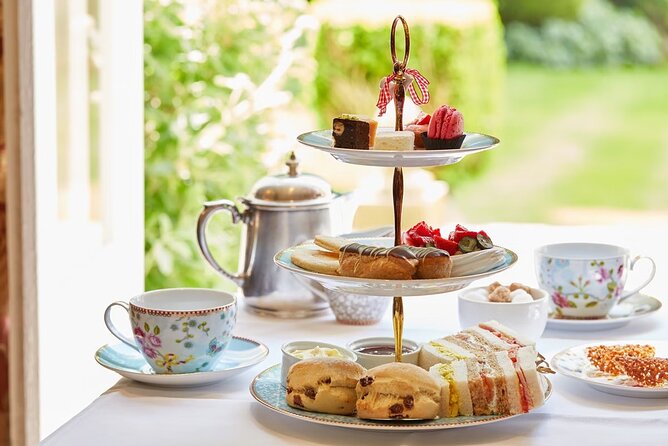 Hampton Court Guided Tour. Full day Access & High Tea - Hampton Court Park and the 60 acres of gardens