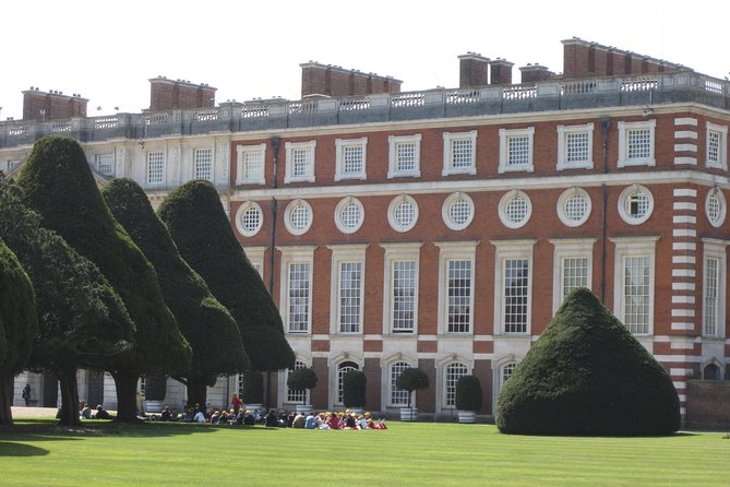 Hampton Court Palace 3hr tour: Henry VIII's & William III's intriguing Palaces - Gardens, the maze, and the historic grapevine