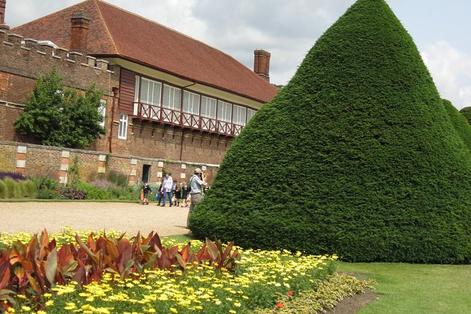 Hampton Court Palace 3hr tour: Henry VIII's & William III's intriguing Palaces - Real tennis and the extra details worth catching