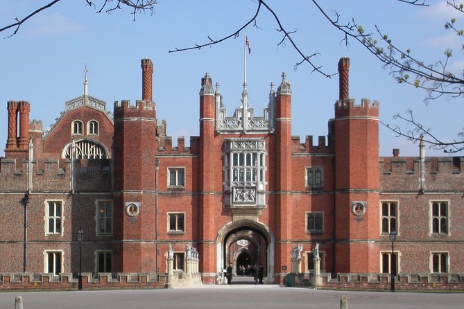 Hampton Court Palace Private Tour - Secrets of Henry VIII - Henry VIII, his wives, and the people behind the throne