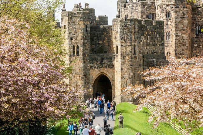 Harry Potter's Alnwick Castle and Scottish Borders Day Trip - Two castles across the Scotland England border