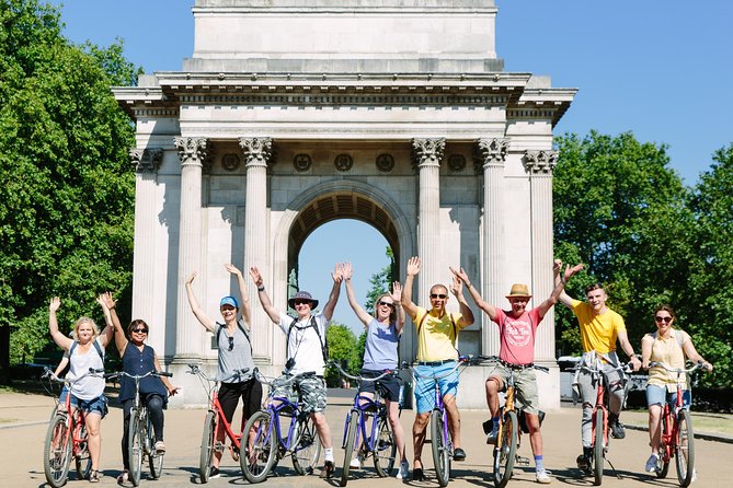 Highlights of Royal London Bike Tour including Hyde Park - Starting near the Thames and getting fitted for a bike