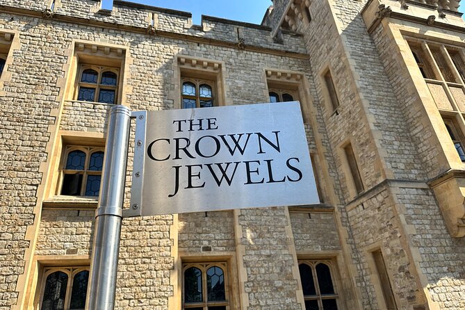 Kid-Friendly Private Tower of London Tour with Blue Badge Guide - Beefeaters, ravens, and the details children remember