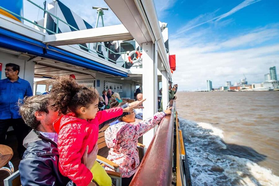 Liverpool: Sightseeing River Cruise on the Mersey River - Food, toilets, and onboard comfort