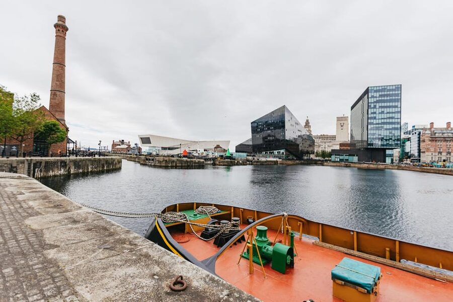 Liverpool: The Beatles and Cavern Quarter Walking Tour - Starting beside the Queen Victoria Monument