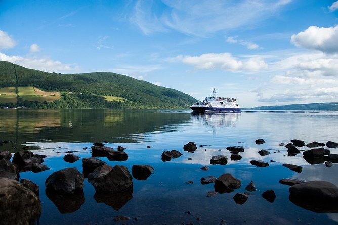 Loch Ness 1-Hour Cruise with Urquhart Castle Views - Listening for stories and searching for Nessie