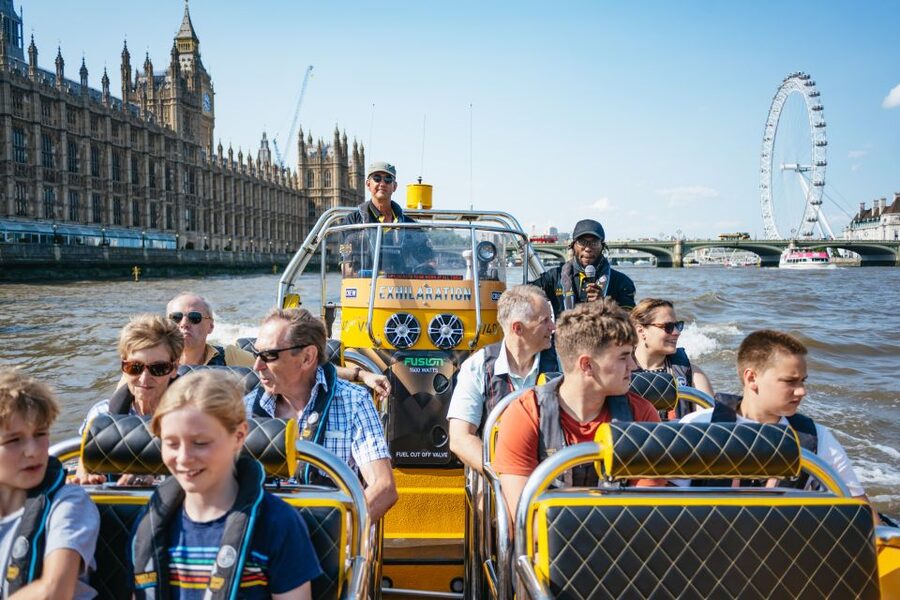 London: 45-Minute Speedboat Sightseeing Tour - Tower of London and Tower Bridge mark the turning point