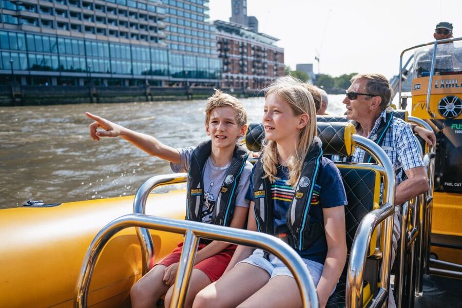 London: 45-Minute Speedboat Sightseeing Tour - Twenty minutes of speed, music, and tight turns