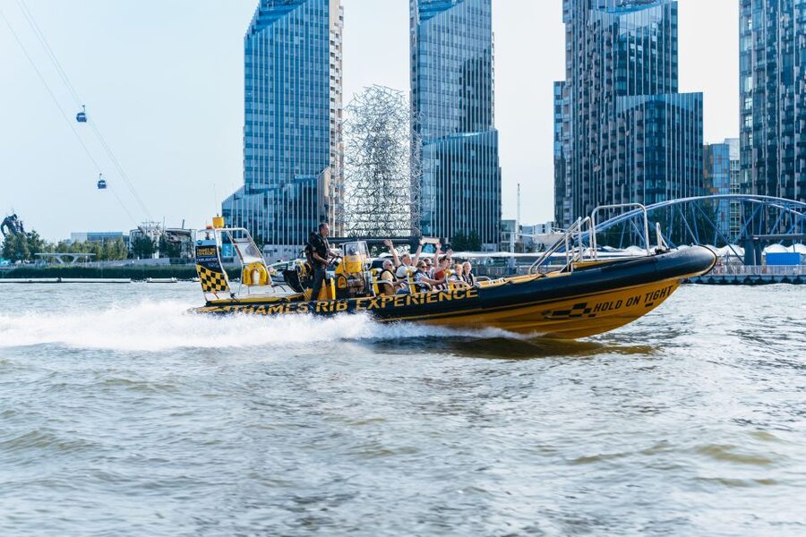 London: 45-Minute Speedboat Sightseeing Tour - What the crew adds to the experience