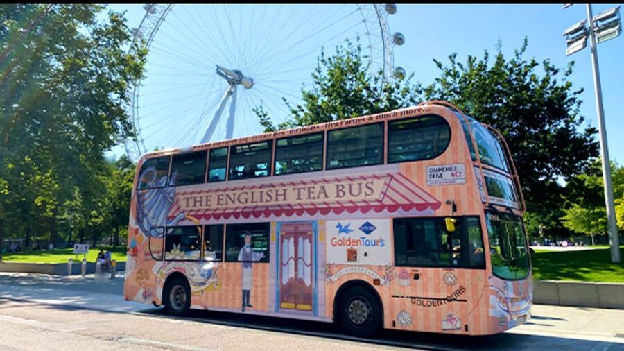 London: Afternoon Tea Bus with a Glass of Prosecco - Why the hosts matter