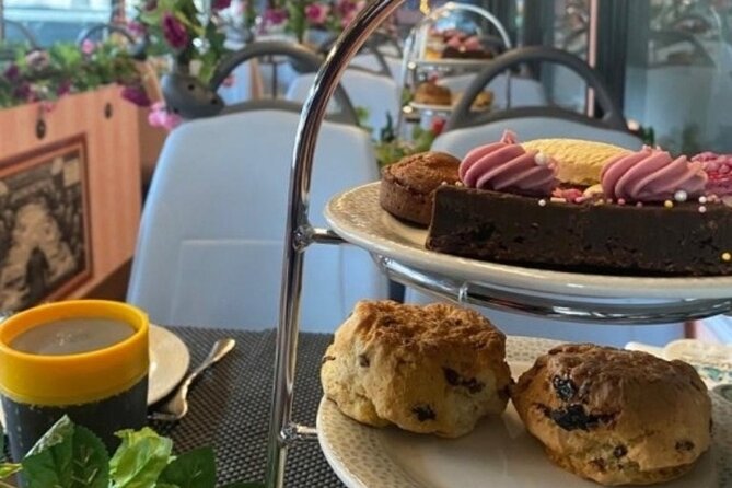 London Afternoon Tea Bus with Panoramic Tour - The London Eye and the River Thames