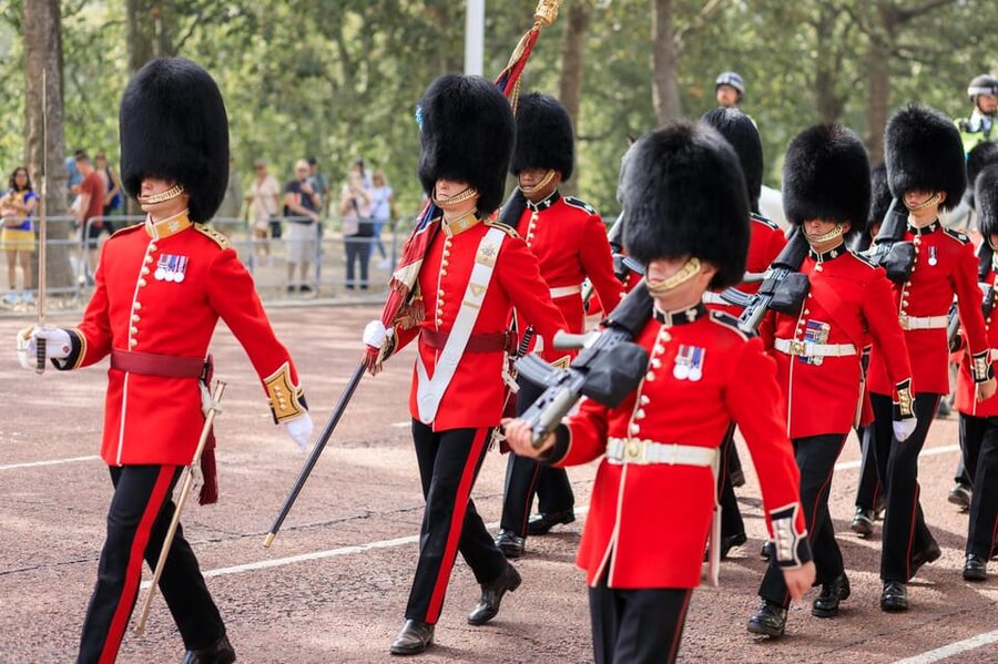 London: Big Ben, Churchill War Rooms & Buck'ham Palace Tour - What the guides add to the route