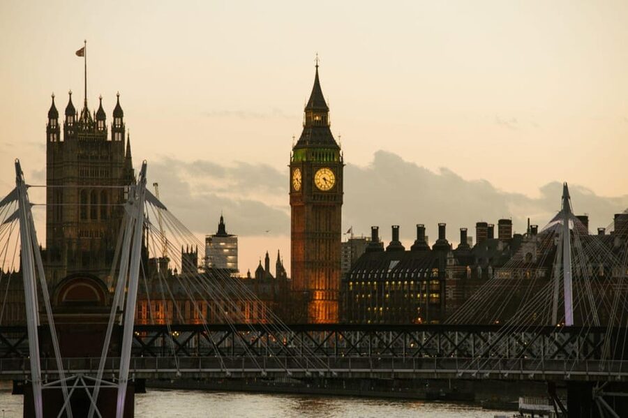 London: Big Bus Panoramic Evening Tour by Open-Top Bus - The audio guide in seven languages