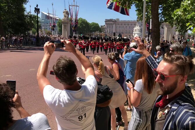 London Bike Tour: Landmarks, Secret Gems, Pub Stop & Street Art - Horse Guards Parade and Buckingham Palace