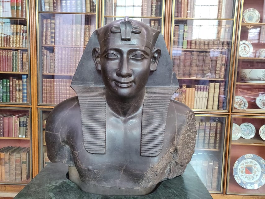 London: British Museum Tour with Archaeologist Guide - Moai, Aztec treasures, and the world beyond Europe