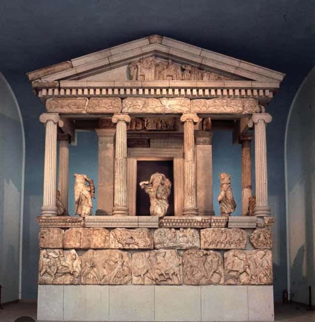 London: British Museum with Expert Guide. - Meeting at the Montague Place lions