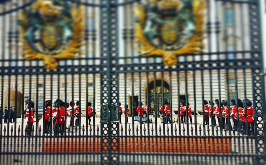 London: British Royalty Walking Tour - The Royal Mall, Clarence House, and St. James’s Palace