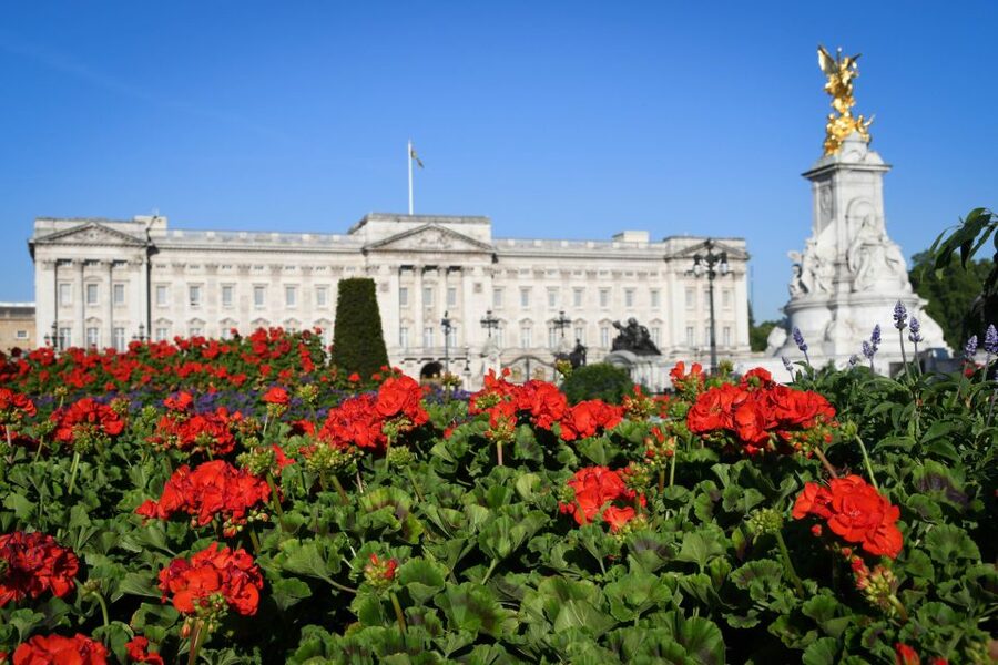 London: British Royalty Walking Tour - Meeting The Ritz beside Green Park