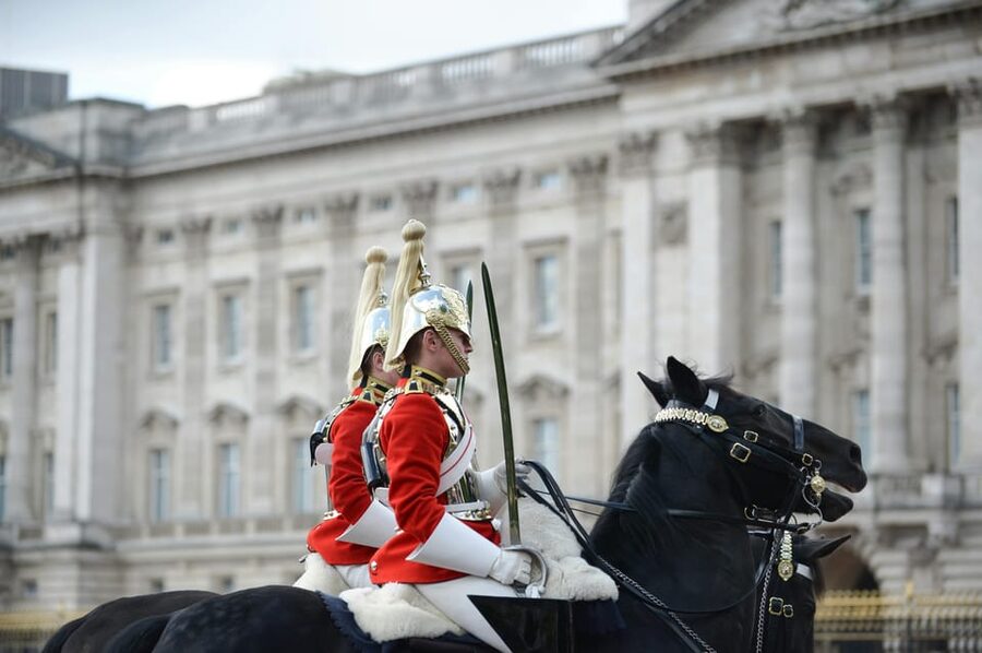 London: Buckingham Palace and Changing of the Guards Tour - A two-hour walk through royal London
