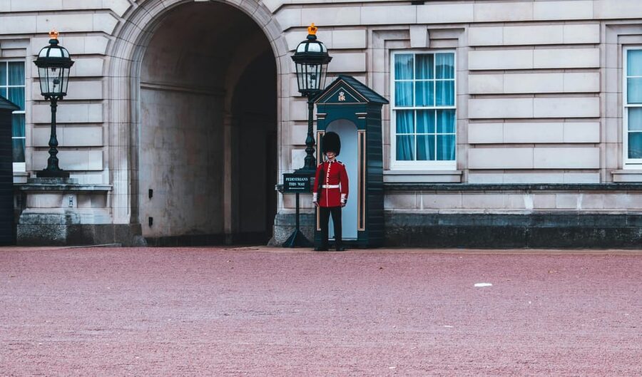 London: Buckingham Palace and Changing of the Guards Tour - The crowd problem and why your position matters