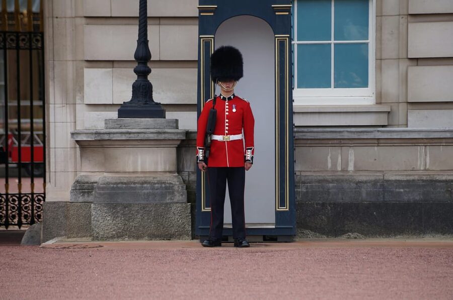 London: Buckingham Palace and Changing of the Guards Tour - What the $23 price really covers