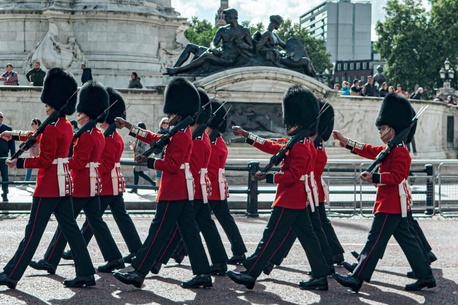 London: Buckingham Palace and Changing of the Guards Tour - Meeting at Green Park Tube station