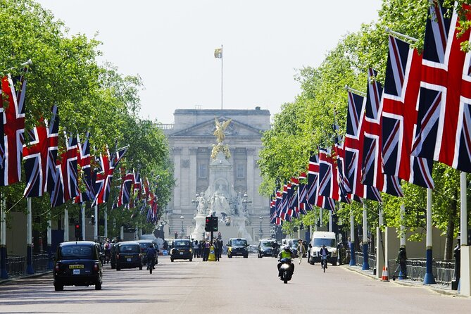 London: Buckingham Palace & Big Ben (& Westminster Abbey entry) - Trafalgar Square and the public face of London