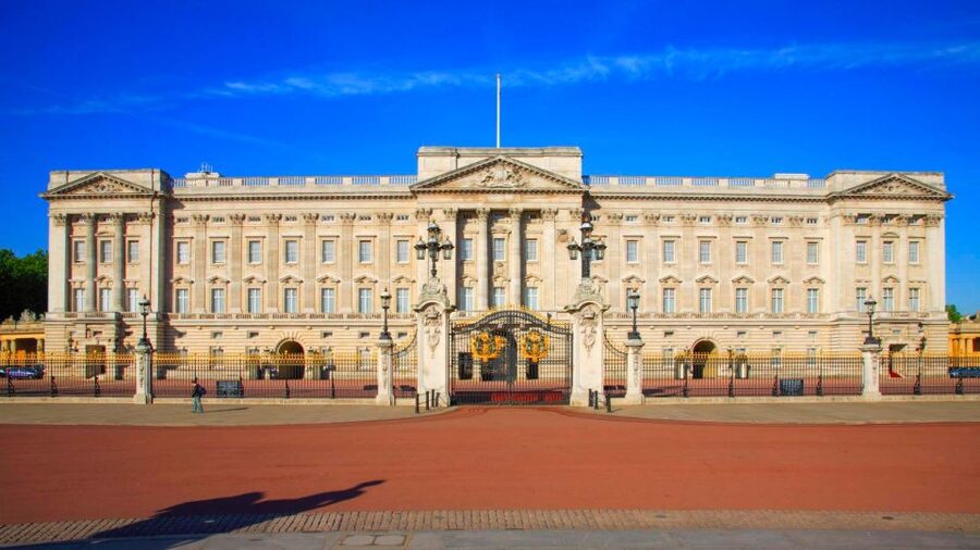 London: Buckingham Palace & Changing of the Guard Experience - Starting at Green Park and Santander Bank