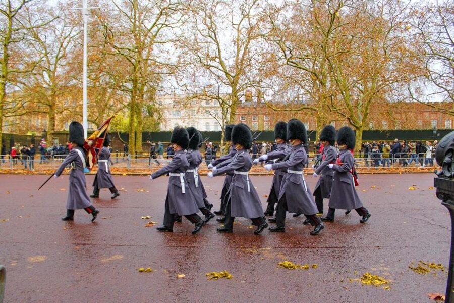 London: Buckingham Palace & Changing of the Guard Experience - How the two guard ceremonies differ