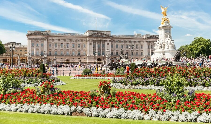 London: Buckingham Palace Entry & Changing of the Guard Tour - What the guides add to the price