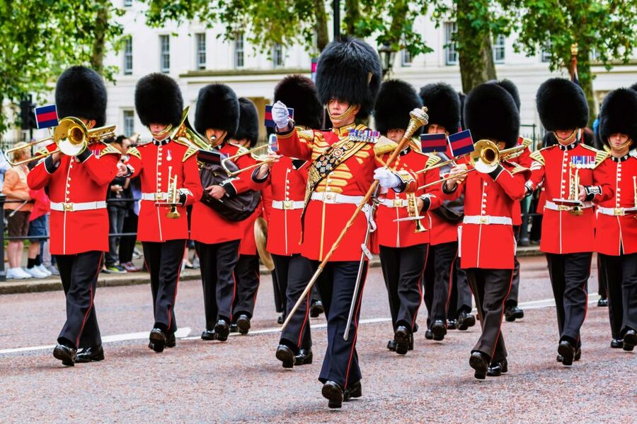 London: Buckingham Palace Entry & Changing of the Guard Tour - Reading the Changing of the Guard