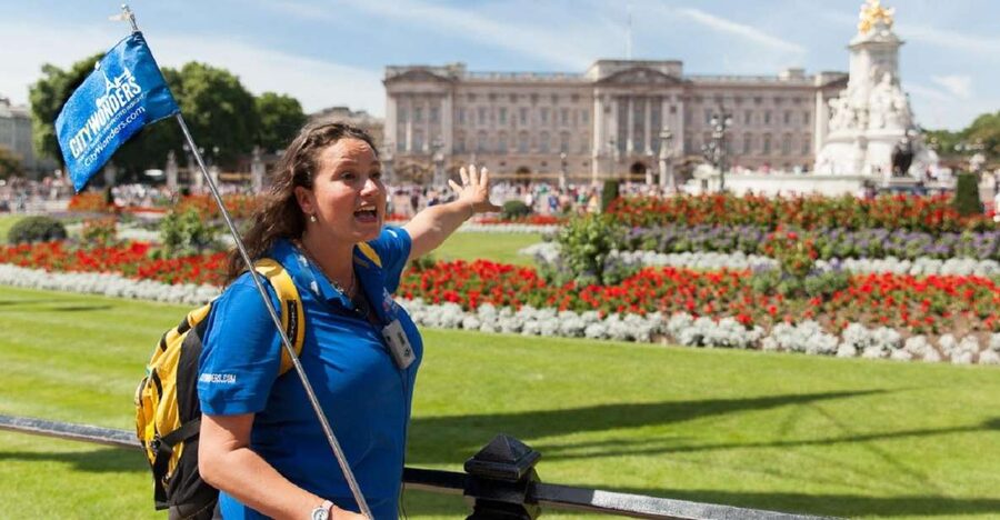 London: Buckingham Palace Entry Ticket & Royal Walking Tour - Walking the Mall, about 15 minutes