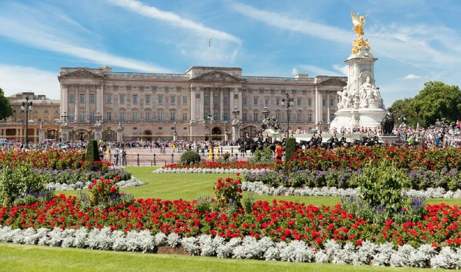London: Buckingham Palace Entry Ticket & Royal Walking Tour - What the headsets add to the walk