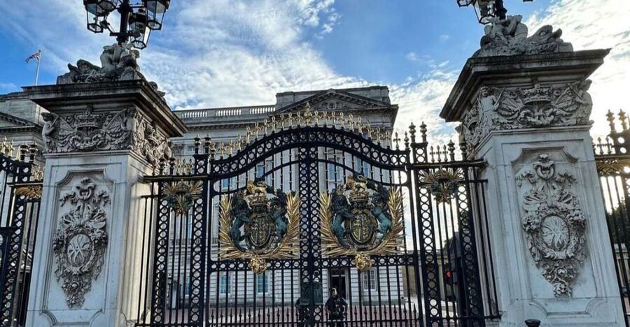 London: Buckingham Palace & Westminster Guided Walking Tour - Parliament Square, Westminster Abbey, and Big Ben