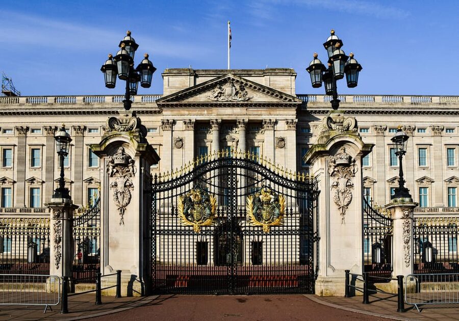 London: Changing of the Guard Experience and Landmarks Tour - Whitehall, the war memorial, and the Prime Ministers Office