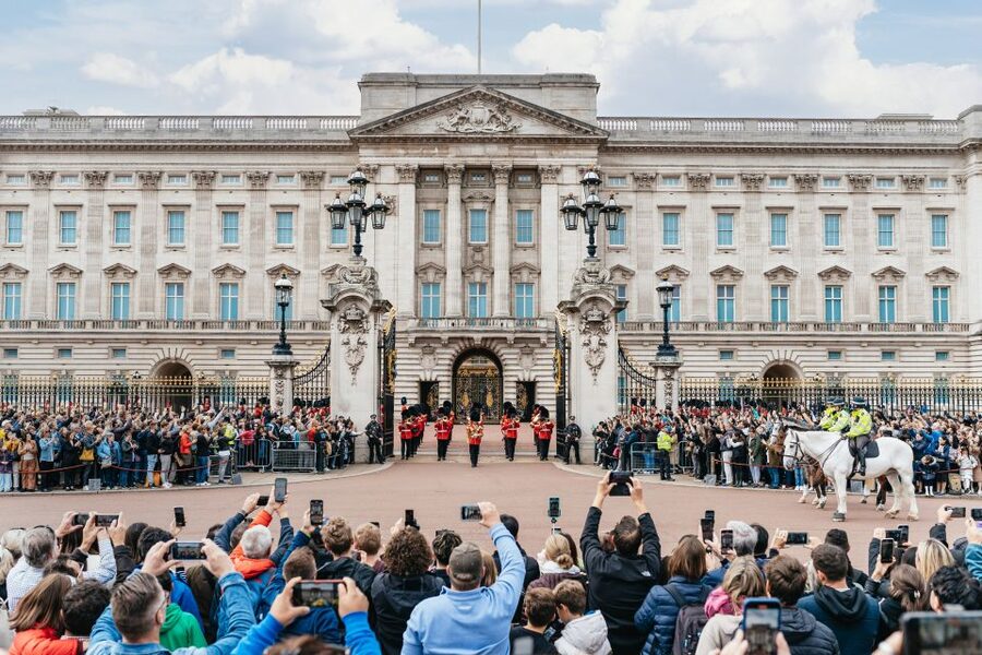 London: Changing of The Guard Tour - Royal memorials and royal family context