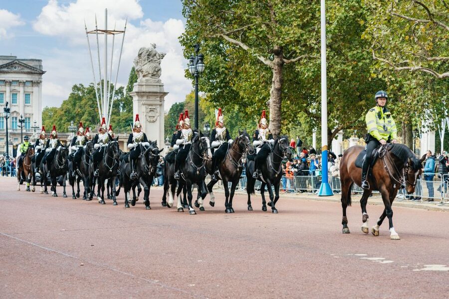 London: Changing of The Guard Tour - St James’s Palace brings the guards closer