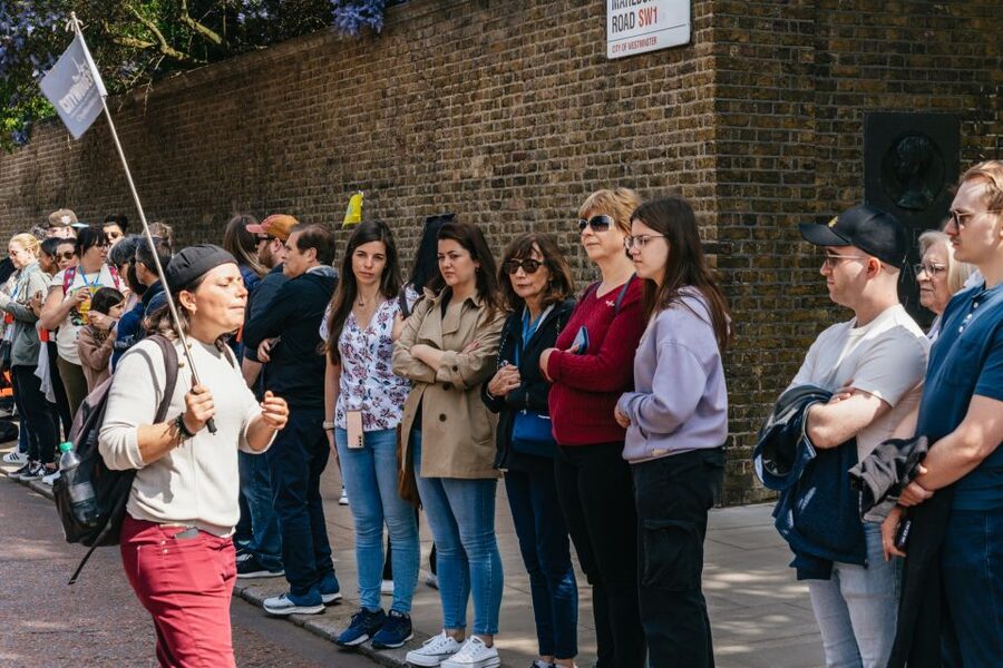 London: Changing of the Guard Tour by Buckingham Palace - Why a guide helps at Buckingham Palace