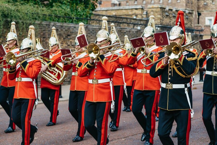 London: Changing of The Guard Tour - The Mall turns a procession into a story