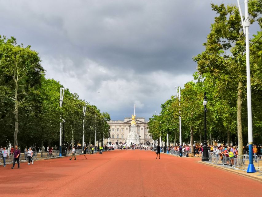 London: Changing of the Guard Walking Tour - Wellington Barracks and the band in motion