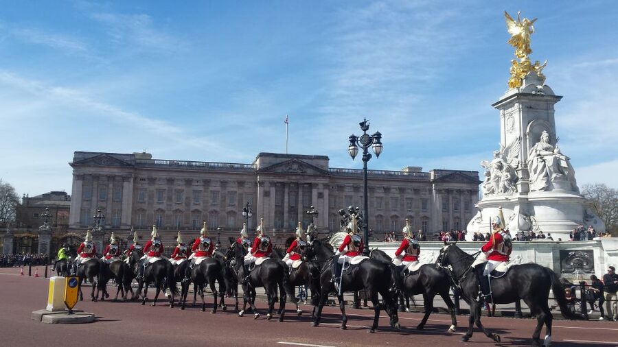 London: Changing of the Guard Walking Tour - Clarence House and the changing ceremony