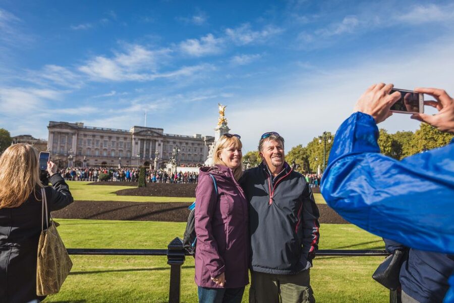 London: Changing of the Guard Walking Tour - The four-minute march is the tour’s signature moment