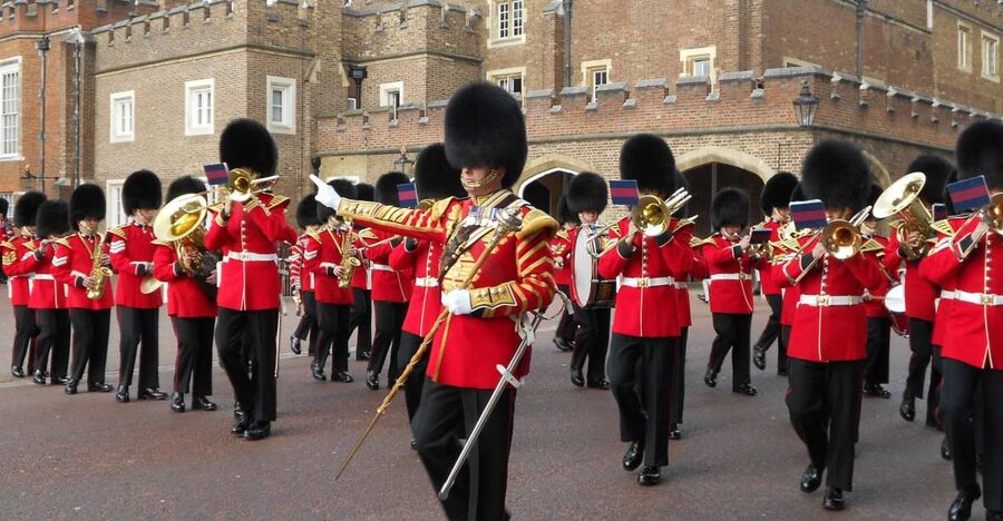 London: Changing of the Guard Walking Tour - What the guides add to the experience