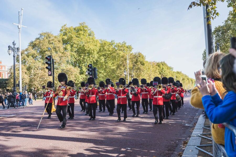 London: Changing of the Guard Walking Tour - Starting at Piccadilly Circus and joining the route