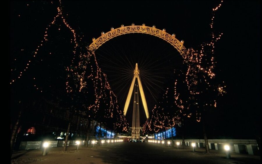 London: Christmas Lights Nighttime Bus Tour with Live Guide - The live guides are the real added value