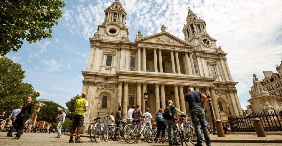 London: Classic Gold 3.5-Hour Bike Tour - Guides, storytelling, and group safety