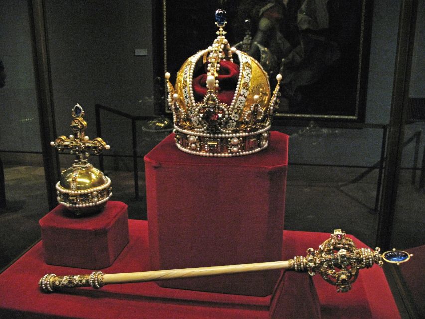 London: Easy Access Tower of London and Crown Jewels Tour - Meeting the Beefeaters and watching Tower life